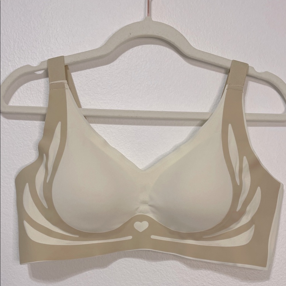 Seamless NWOT Cream and Tan Wireless Bra Size XXL PTP 17”-19” on farthest hook